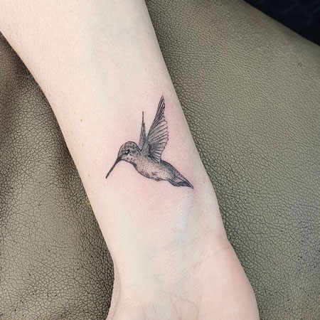 tatuaje en la muñeca colibri