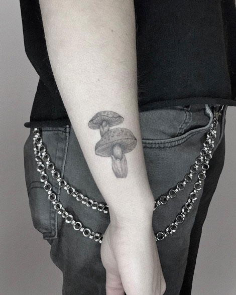 tatuaje hongos en antebrazo
