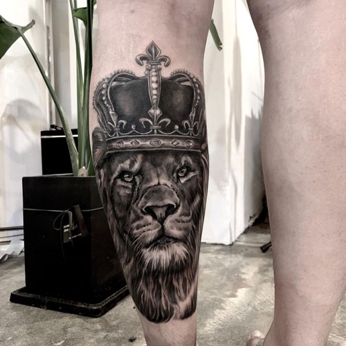 tatuaje leon con coronas