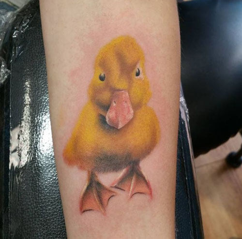 tatuaje patito amarillo