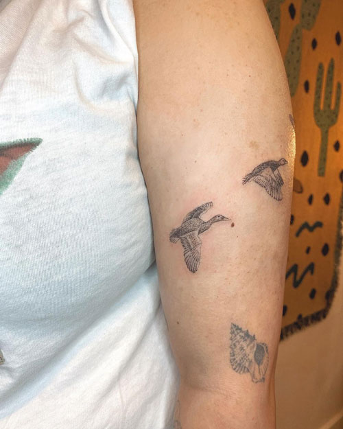 tatuaje patos volando