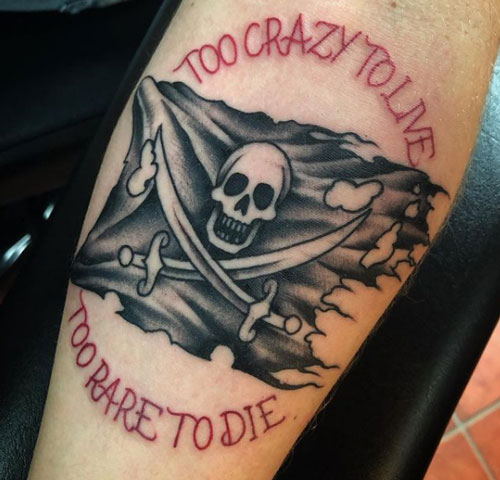 tatuaje pirata con leyenda
