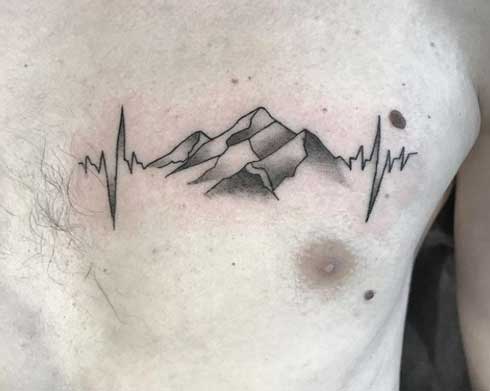 montaña tattoo en pecho