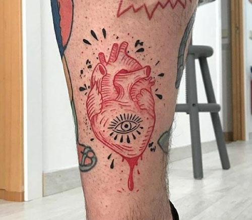 Tatuaje de corazon tinta roja