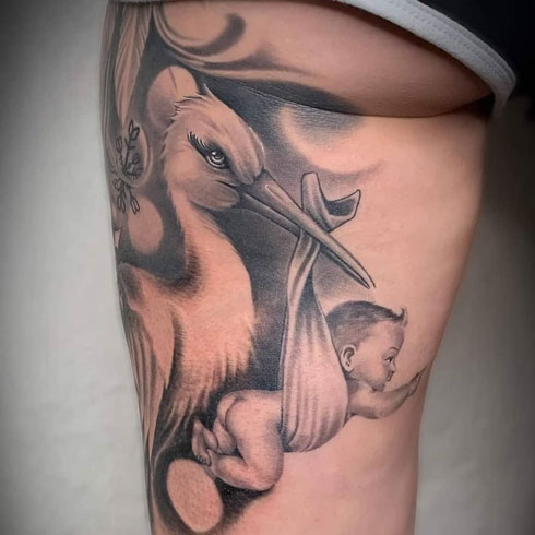 tattoo de cigueña en pierna