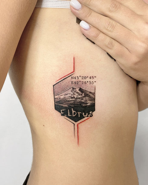 tattoo de coordenadas y montaña
