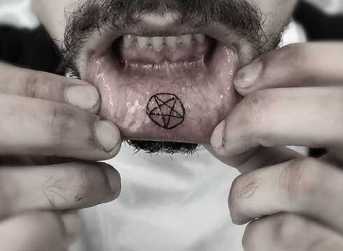 tattoo de pentagrama en labio