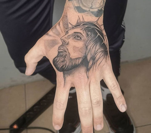 tattoo jesus en la mano