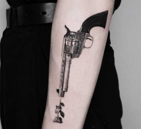 tattoo revolver y flor