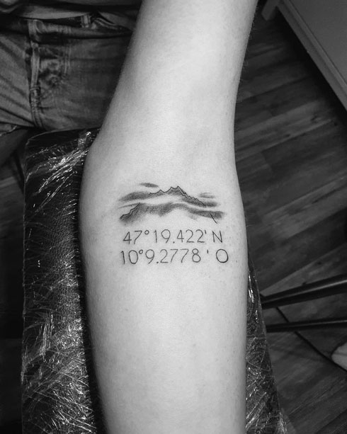 tatuaje altitud y longitud