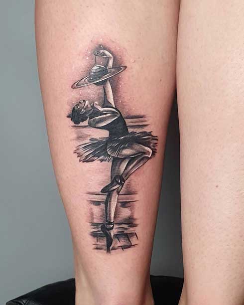 tatuaje bailarina en pierna