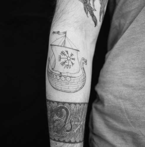 tatuaje barco y brazalete vikingo