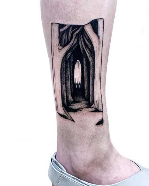 tatuaje de fantasma en bosque