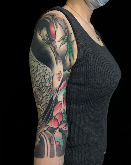 tatuaje de grulla en brazo
