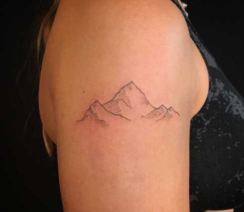 tatuaje de montaña en mujer