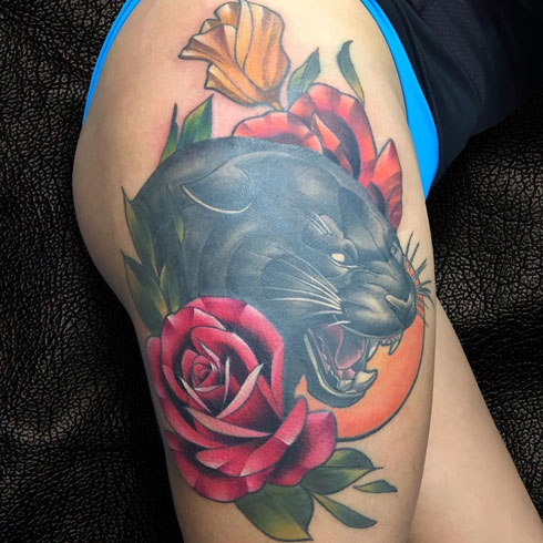 tatuaje en color rosas y pantera