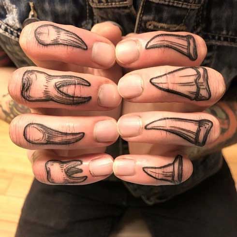 tatuaje en dedos de forma de diente