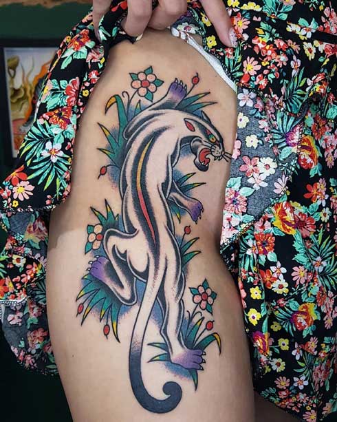 tatuaje femenino pantera en pierna