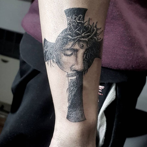tatuaje jesus y cruz