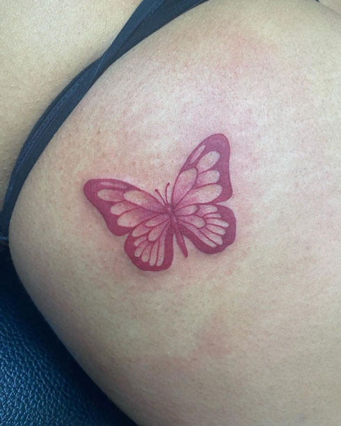 tatuaje mariposa roja