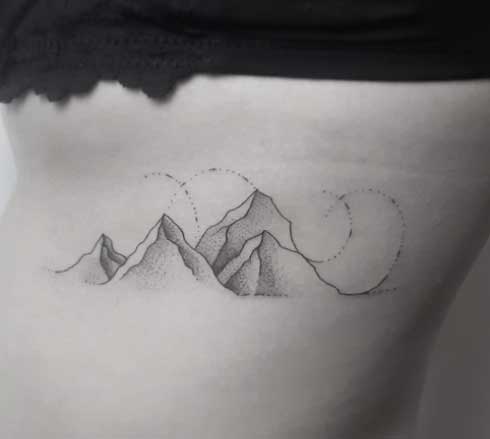 tatuaje de montañas en mujer
