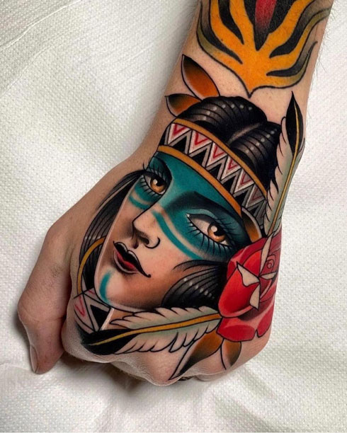 tatuaje nativa americana en la mano