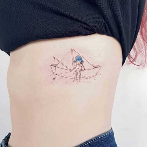 tatuaje niño pescando en bote papel