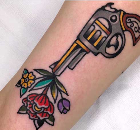 tatuaje old school pistola