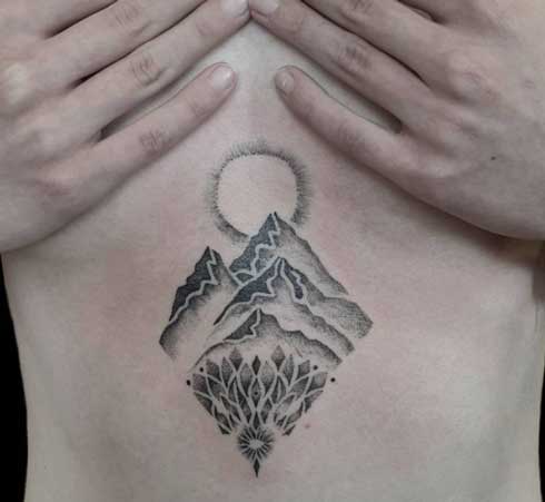 tatuaje para dama de montañas