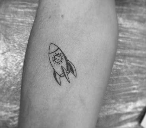 tatuaje pequeño de cohete