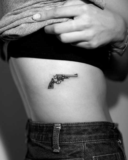 tatuje de pistola en mujeres