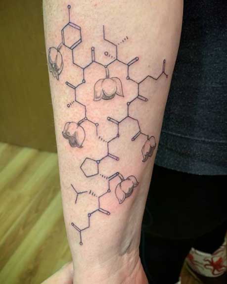 oxytocin tatuaje en gris