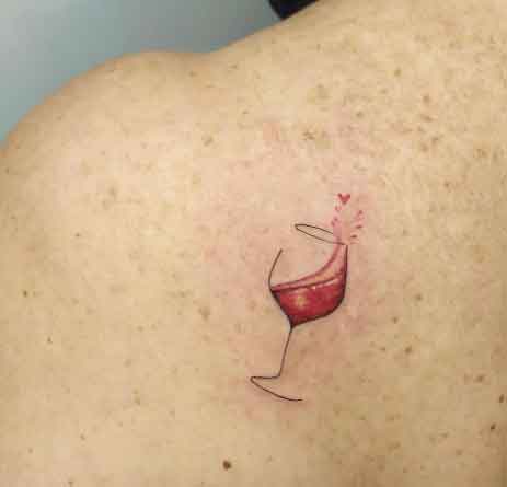 tattoo copa de vino realismo