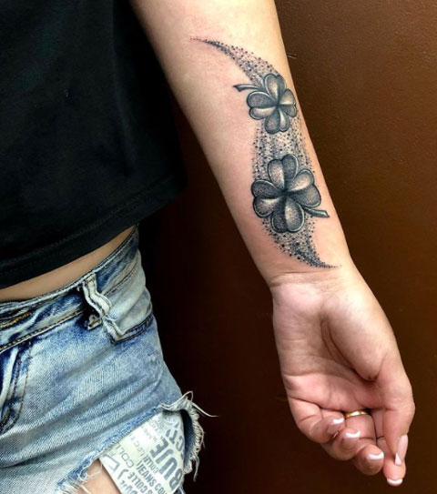 tattoo de trebol en gris y negro