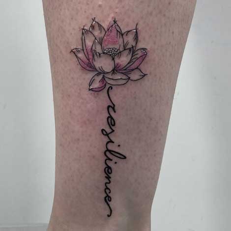 tattoo flor de loto y palabra resiliencia