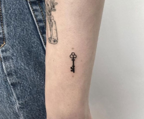 tattoo llave pequeña