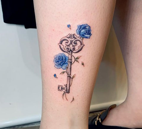 tattoo llave y rosas