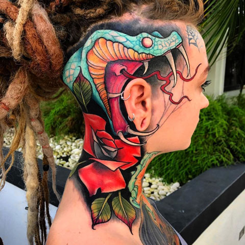 tatuaje a color en lateral de cabeza