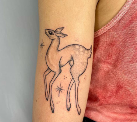 tatuaje black and grey ciervo