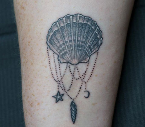 tatuaje concha marina con pendientes