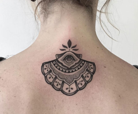 tatuaje concha marina en espalda