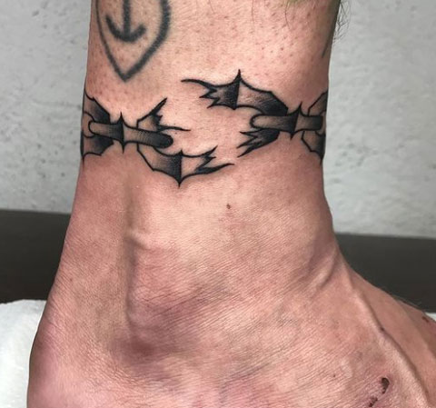 tatuaje de cadena en tobillo