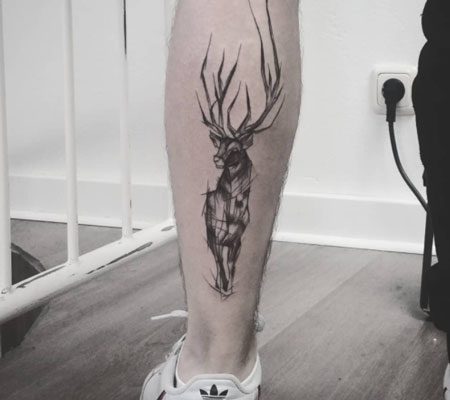 tatuaje de ciervo en pantorrilla