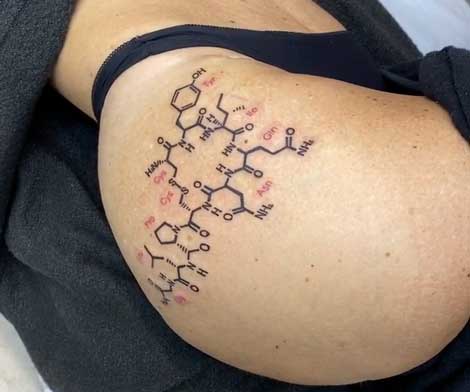 tatuaje de estructura quimica