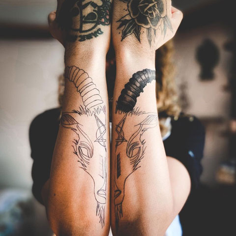 tatuaje en 2 partes cabra