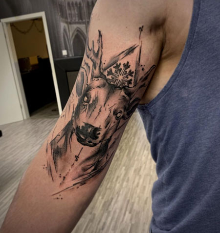 tatuaje en brazo con ciervo