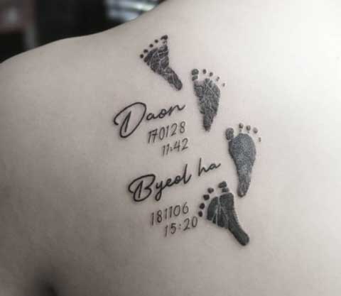 tatuaje en espalda de huella de bebe