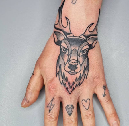 tatuaje en la mano venado