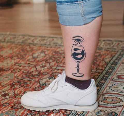 tatuaje en negro de copa de vino