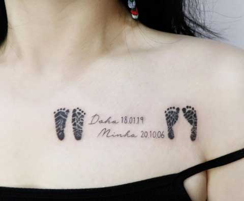 tatuaje huellas de pie de 2 hijos